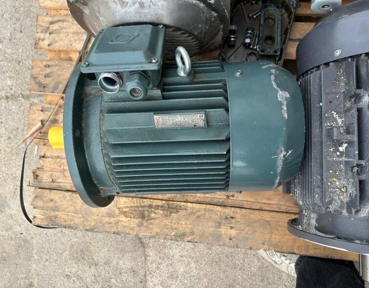 - LOT OF THREE-PHASE ELECTRIC MOTORS